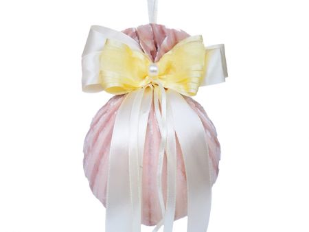 Елочный шар ø 10 см с двойным бантом и жемчужиной 