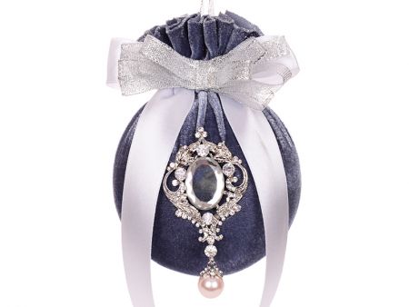 Елочный шар с брошкой 