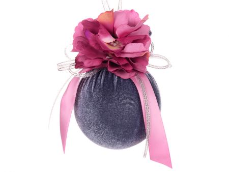 Елочный шар ø 8 см с бордовыми цветами и серебряной лентой 